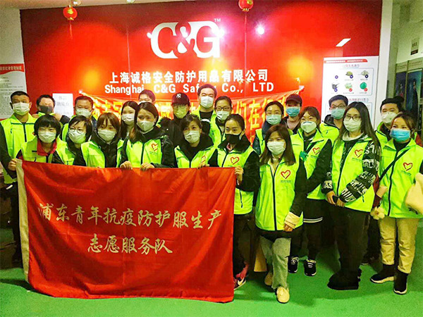 攜手戰(zhàn)“疫”，逆風而上，上海志愿者助力抗疫防護服生產(chǎn)